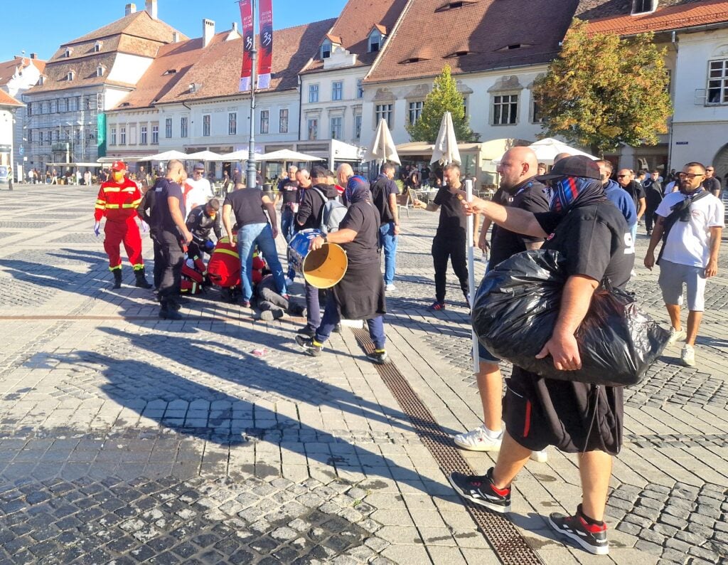 Intervenție medicală în Piața Mare, la un suporter afectat de gazele lacrimogene. Foto: turnulsfatului.ro