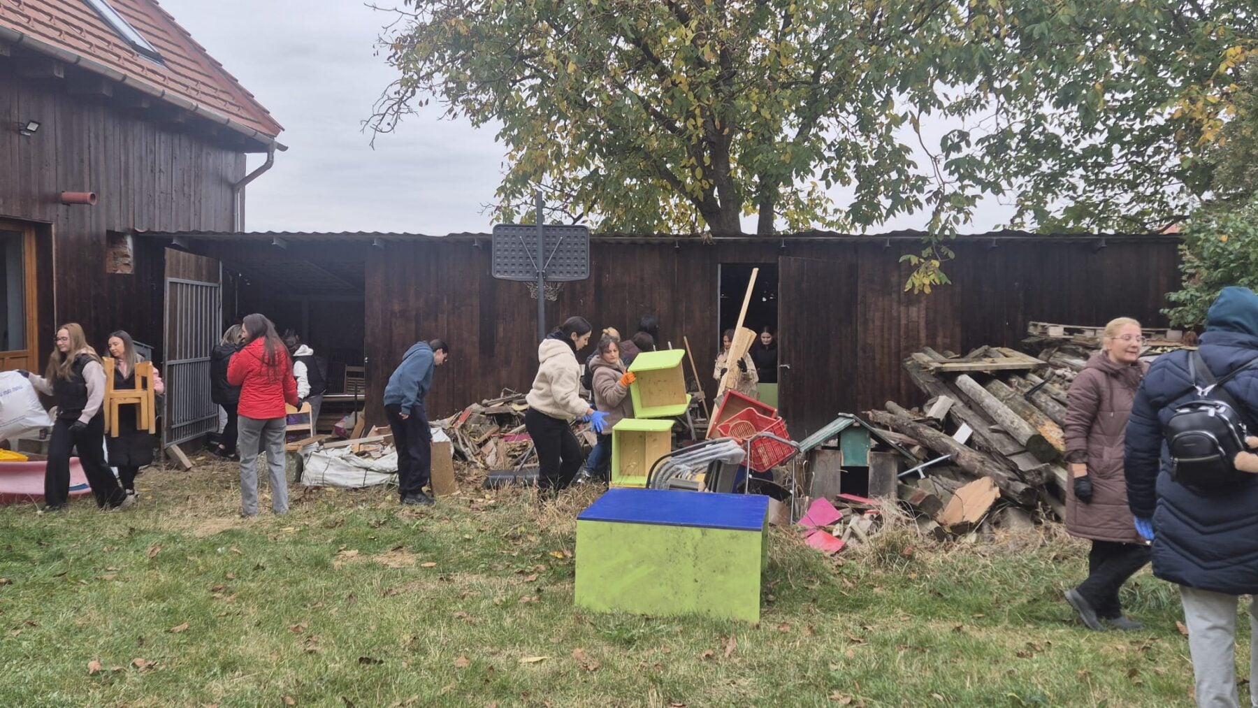 Voluntarii eliberează magazia și aleg lemnele ptrivite pentru foc. Foto: turnulsfatului.ro