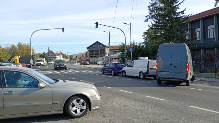 Traficul de la semaforul din centrul Tălmaciului. Foto: turnulsfatului.ro