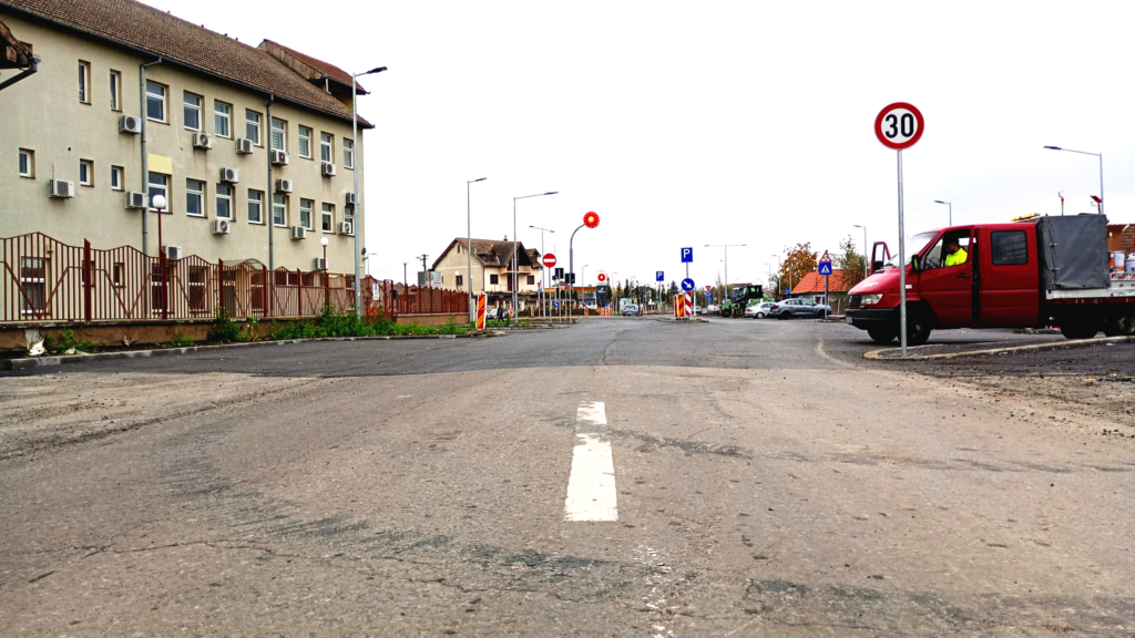 Strada Drumul Ocnei, la intersecția dintre asfaltul vechi și cel nou. Foto: turnulsfatului.ro
